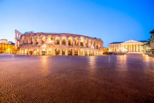 Nachtansicht der beleuchteten Arena am Bra-Platz in der Stadt Verona, Italien