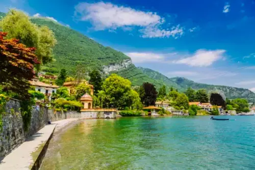 Ufer des Comer Sees in der Stadt Lenno, Region Lombardei, Italien