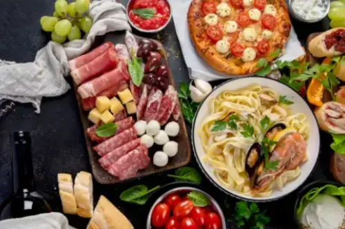 Italienische Gerichte, Essen und Trinken Typisch für Italien, Pizza, Pasta, Wurst, Käse, Wein.