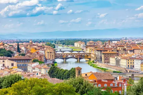 Blick auf die Ponte Veccio in Florenz am Fluss Arno, Italien.