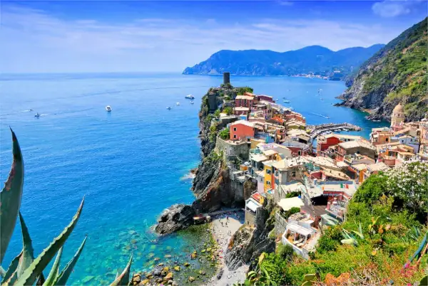 Schönes Cinque Terre-Dorf Vernazza, Italien. Luftaufnahme mit Blick auf die Stadt und das blaue Meer.