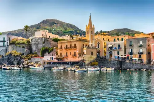 Der Hafen von Marina Corta in Lipari, Äolische Inseln in der Nähe von Sizilien, Italien