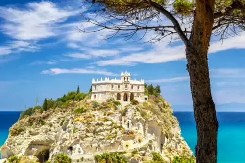 Kirche Santa Maria dell'Isola, Stadt Tropea, Italien.