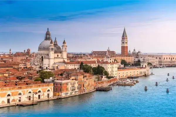 Basilika Santa Maria della Salute, Canal Grande, Venedig, Venetien. Urlaub in Italien.