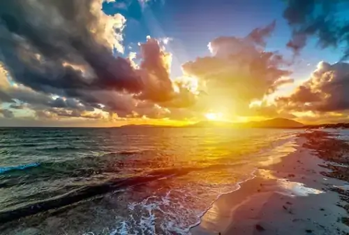 Dunkle Wolken über dem Meer von Alghero bei Sonnenuntergang