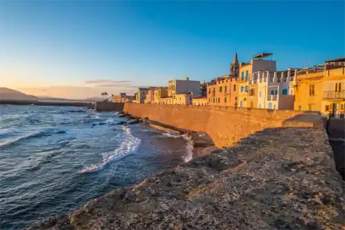 Sonnenuntergang in Alghero (L'Alguer), Provinz Sassari, Sardinien, Italien.