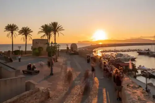 Panoramablick von den Bastioni von Alghero bei Sonnenuntergang, im Hintergrund Capo Caccia, Sassari - Sardinien