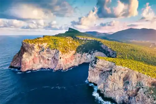 Sonnenaufgang am Capo Caccia. Frühling auf der Insel Sardinien, Italien, Europa.