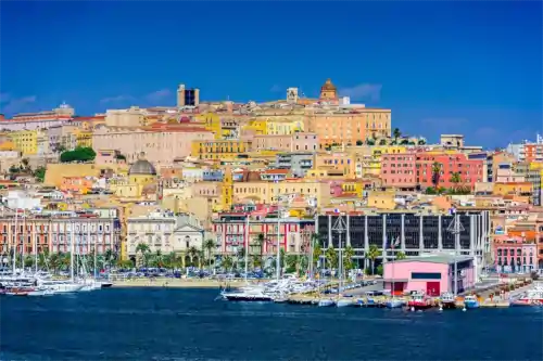 Blick auf die Stadt Cagliari und den Hafen, Sardinien, Italien im Sommer.