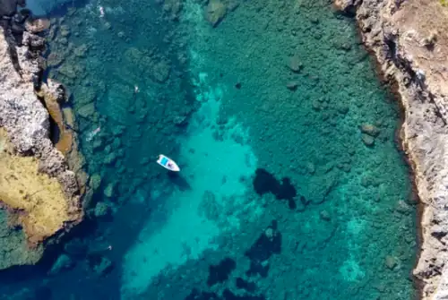 Bootstour zur Cala Bianca, ein wunderbarer Aussichtspunkt vom Himmel, mit kristallklarem Wasser.