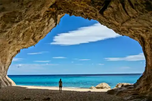 Blick aus einer der vielen Meereshöhlen am Strand von Cala Luna auf Sardinien.