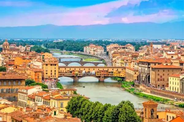 Blick auf die Steinbrücke Ponte Vecchio über den Fluss Arno in Florenz (Firenze), Toskana, Italien.