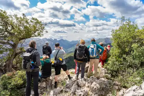 Wanderurlaub auf Sardinien in Italien. Eine Gruppe wandert im Supramonte Gebirge, Gorropu Schlucht.