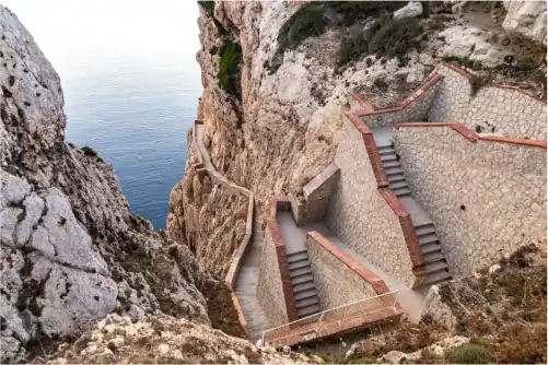 630 Stufen führen zur Grotta di Nettuno (Neptungrotte) am Capo Caccia. Alghero, Sassari, Sardinien, Italien