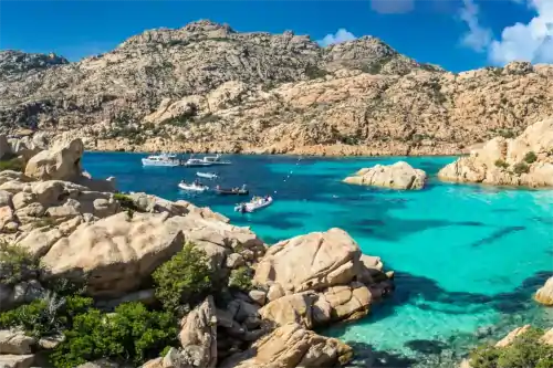 Blick auf Cala Coticcio auf der Insel Caprera, im Nationalpark La Maddalena-Archipel auf Sardinien in Italien.