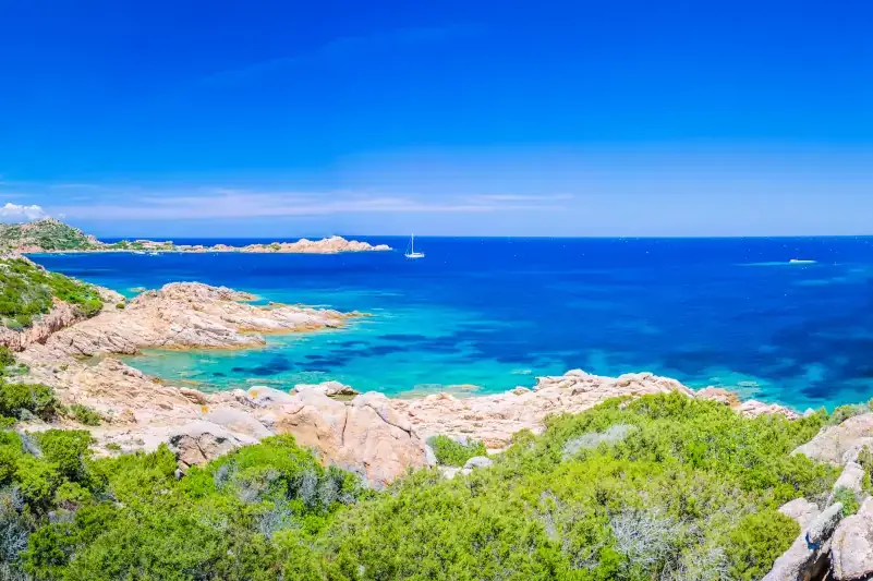 Azurblaues Meerwasser und erstaunliche Felsen an der Küste der Insel Maddalena, Sardinien, Italien