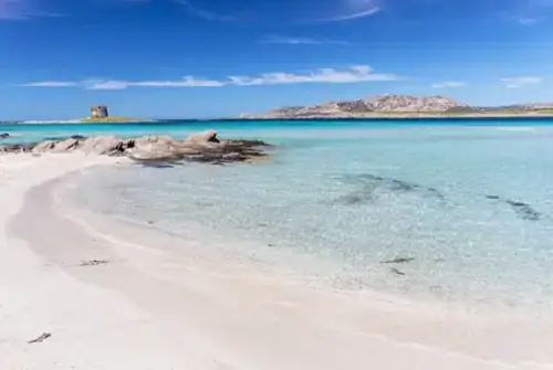 La Pelosa Beach – Strand mit azurblauem Meer in Sardinien, Italien.