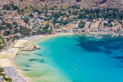 Blick auf den Badeort Mondello in Palermo, Sizilien. Weißer Strand und türkisfarbenes, kristallklares Meer. Aussicht auf den Golf vom Gipfel des Monte Pellegrino.