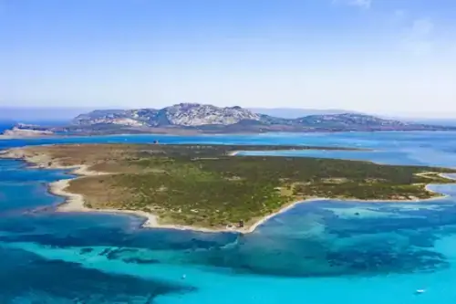 Blick auf die Insel Isola Piana und die Insel Asinara mit türkisfarbenem Wasser. Provinz Sassari, Stintino, Nationalpark Asinara.