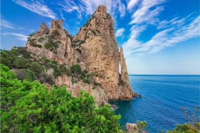 Berühmter Felsgipfel aus Kalkstein „Pedra Longa“ im Golf von Orosei in der Nähe von Santa Maria Navarrese auf Sardinien, Italien.