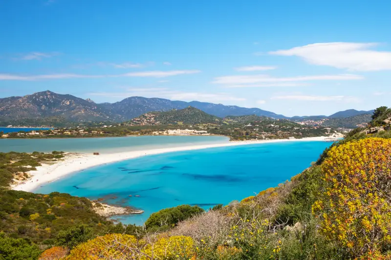Aussicht auf die Spiaggia di Porto Giunco Bucht mit kilometerweiten weißen Sandstrand.