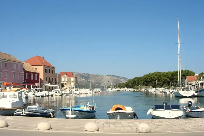 Bucht von Stari Grad, vom Marktplatz aus gesehen.