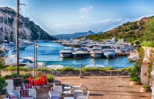 Der malerische Hafen von Poltu Quatu, Costa Smeralda, Sardinien, Italien