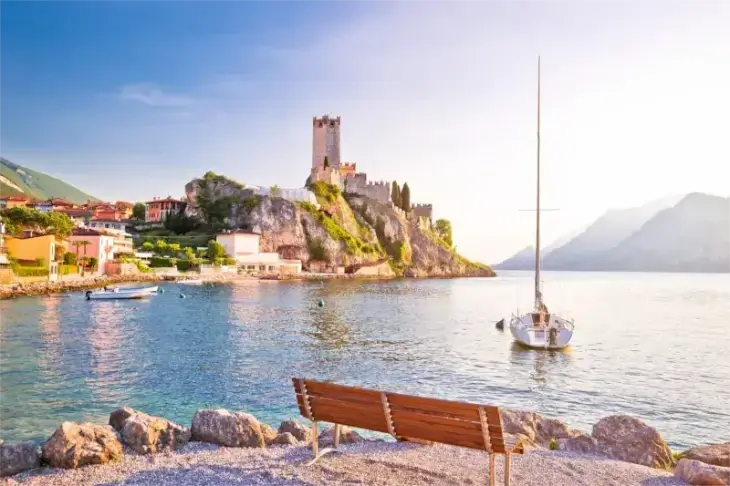 Blick auf die Scaligerburg und den Strand der Stadt Malcesine am Gardasee.