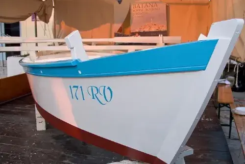 Die Batana "Liliana" im Batana Eco-Museum in Rovinj, benannt nach der Sängerin Liliana Budicin Manestar.