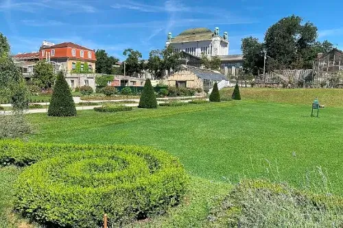 Botanischer Garten in Zagreb mit üppigem Grün und Pflanzenvielfalt.