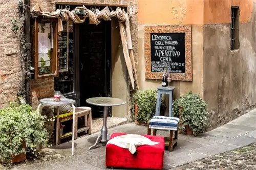 Eine Weinbar, Enoteca im historischen Zentrum, Italien.
