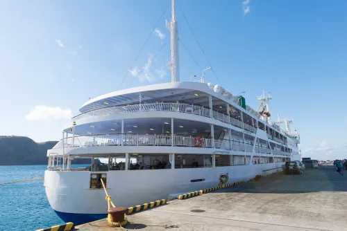 Fähre liegt am Hafen an und wartet auf Überfahrt.