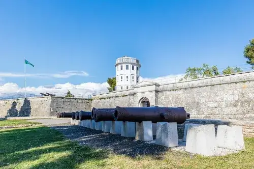Die Kaštel-Festung in Pula, Kroatien, mit ihrer robusten Architektur und strategischen Lage über der Stadt.