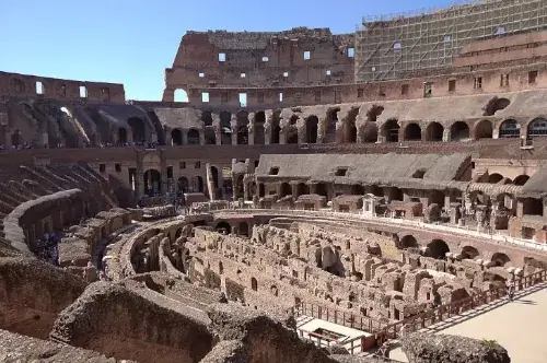 Innenansicht des Kolosseums in Rom, die antike Struktur mit den erhaltenen Rängen und Gängen.