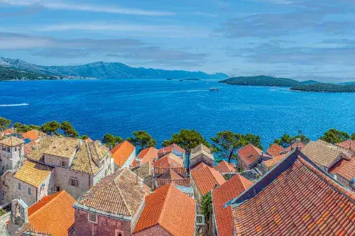 Blick vom Turm der Kirche St. Marco auf die mittelalterliche Stadt Korcula in Kroatien.