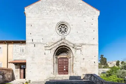 Das Franziskanerkloster in Pula, Kroatien, mit einer imposanten Fassade und einem ruhigen Innenhof.