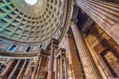 Pantheon mit Kolonnade unter der Kuppel in Rom, Italien.