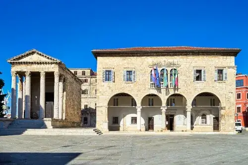 Der Augustustempel und das Rathaus in Pula, Kroatien.