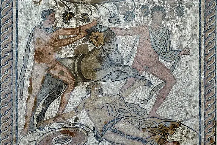 Das Mosaik „Die Bestrafung der Dirke“ in Pula, das die mythologische Szene mit detaillierten Figuren und Szenen darstellt.