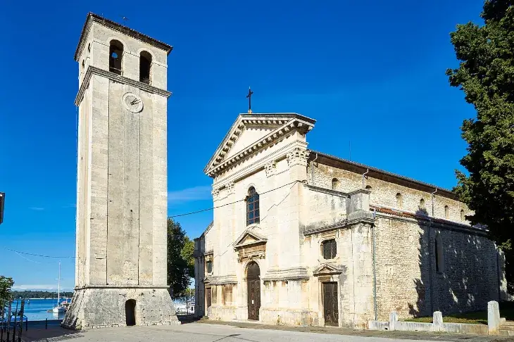 Die St. Mariae-Himmelfahrts-Kathedrale in Pula, Kroatien, gesehen von Süden, mit ihrer beeindruckenden Fassade und den hohen Türmen.