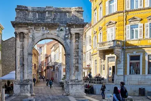 Der Sergierbogen in Pula, Kroatien, aus dem 1. Jahrhundert v. Chr., gesehen von Osten.