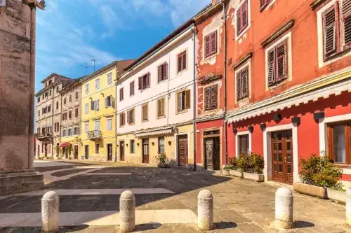 Altstadt von Pula mit bunten Häusern.