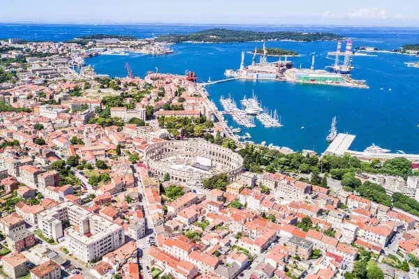 Blick auf Pula mit dem Amphitheater, der Altstadt Pula und dem Hafen. Region Istrien, Kroatien.