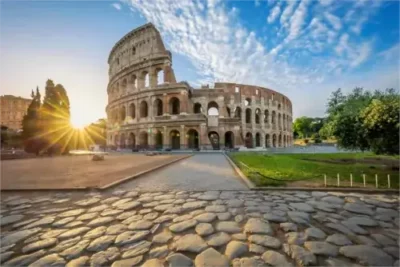 Kolosseum in Rom bei Sonnenaufgang, Italien