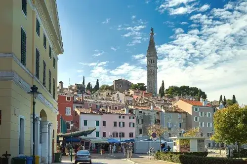 Blick auf die St. Euphemia Kirche in Rovinj vom Pier Valdibora aus.