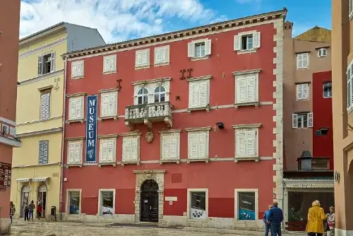 Das Heimatmuseum in Rovinj, gelegen am Trg Maršala Tita 11.