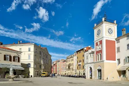 Marschall-Tito-Platz in Rovinj mit dem Uhrturm.