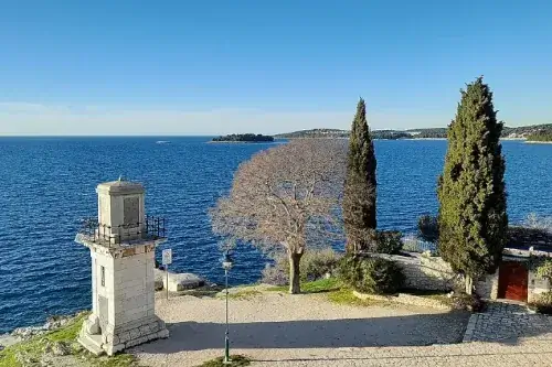 Blick auf die Inseln von Rovinj vom Glockenturm der St. Euphemia Kirche aus.
