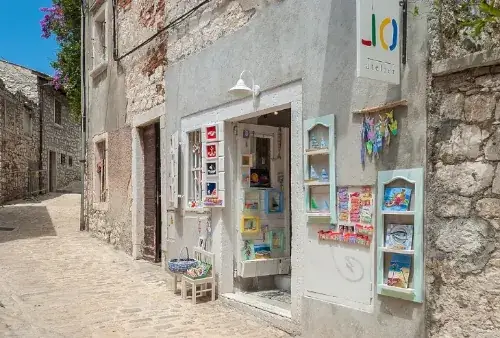 Geschäft in Rovinj in einer Altstadtgasse nähe der Grisia-Straße.