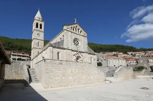 Die Kirche Očišćenja Marijina in Smokvica auf der Insel Korčula, mit Glockenturm, Loggia und archäologischen Überresten.